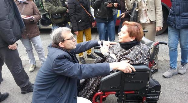 Disavventura per Giachetti durante il tour con la deputata disabile Argentin: niente bus perché manca la pedana
