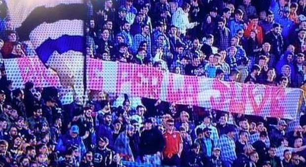 L'ironia dei tifosi del Napoli In curva: «Rigore per la Juve»