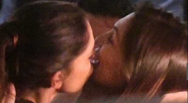 Belen Rodriguez, baci ed effusioni con l'amica Antonia Achille a Roma