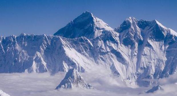 Due alpinisti morti sull'Everest, il picco di presenze di questi giorni fa registrare altre vittime