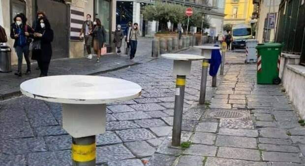 Campania zona gialla, a Napoli i paletti diventano tavolini all’aperto: «Ci adattiamo per lavorare»