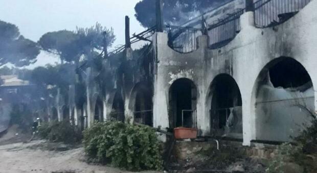 Sardegna, in fiamme l'hotel dei protagonisti del reality «Temptation Island». Notte di paura: 60 evacuati