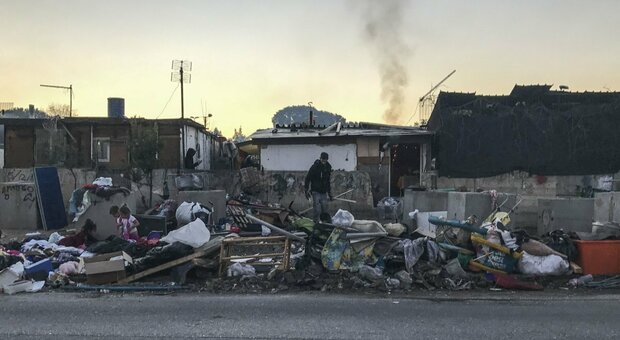 Campi nomadi a Roma, l'ufficio tecnico scrive a Gualtieri: «Sono inagibili, chiudeteli»