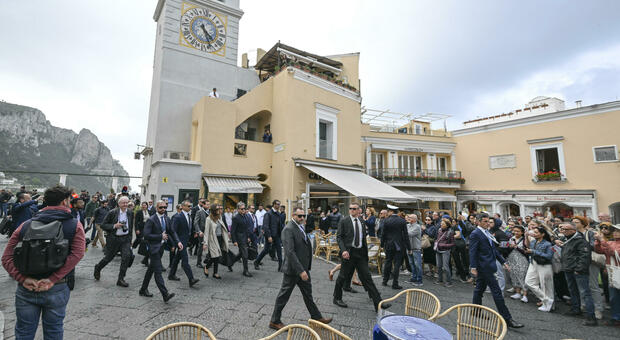 Il segretario di Stato Usa Antony Blinken attraversa la piazzetta di Capri