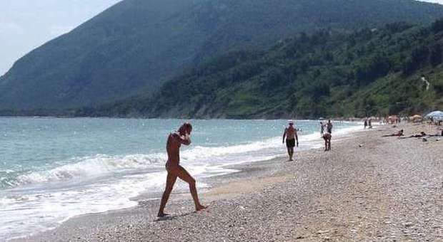 La sua foto hot in spiaggia fa il giro del web: la sexy nudista chiede 500mila euro di danni