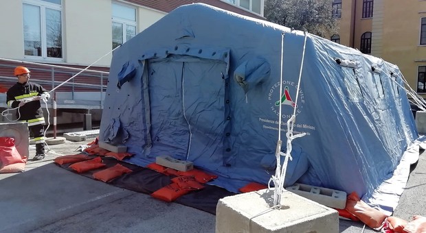 Una tenda allestita dalla Protezione civile fuori da un'ospedale per il pre triage da coronavirus