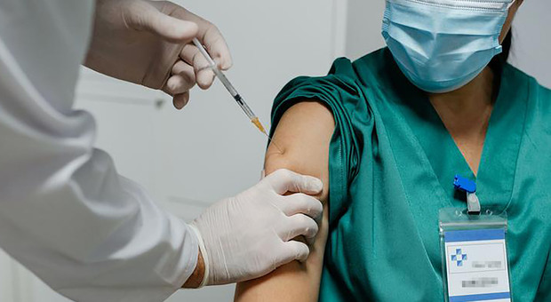 Vaccini al personale sanitario