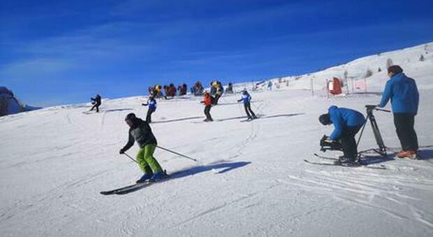 Bambina di 5 anni muore sulle piste da sci, investita mentre faceva lezione