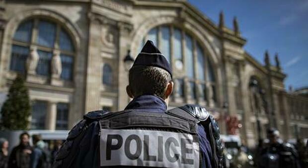 Nella stazione di Parigi, questa mattina, un uomo ha minacciato i poliziotti con un coltello: è morto dopo essere stato sparato