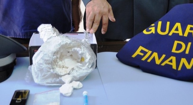 Traffico internazionale di cocaina: la droga "viaggiava" su rete e social