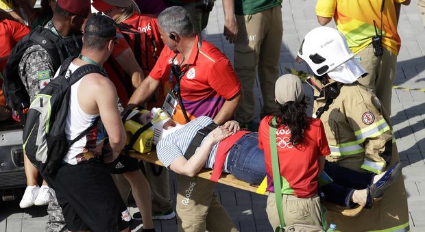 Rio, telecamera sospesa cade sul pubblico: 7 feriti fra cui 2 donne e 2 bambini
