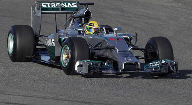 La nuova Mercedes W05 impegnata questa mattina a Jerez con Lewsi Hamilton al volante