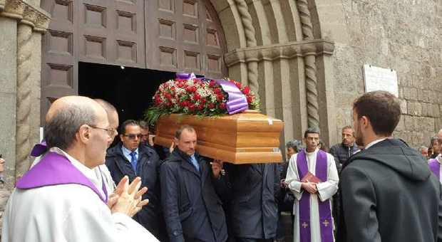 Folla ai funerali di Fedeli, il negoziante ucciso per dei vestiti firmati. Il vescovo: «Costruiamo insieme una città migliore»