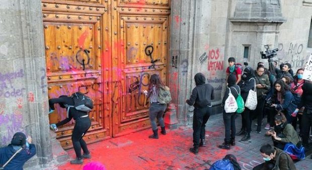 Ingrid uccisa e mutilata dal compagno: choc in Messico per le foto pubblicate e proteste per i femminicidi