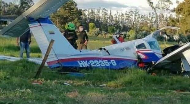 Neonato sopravvive nell'aereo precipitato in Colombia: morti il papà medico ed esperto pilota, e la mamma Foto Video Mappa