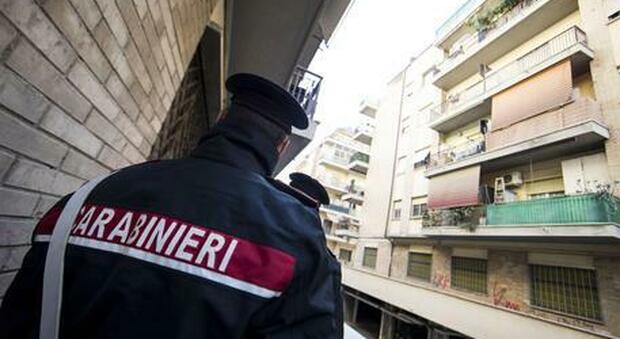 Roma, minaccia moglie e figlio con un coltello: arrestato 45enne