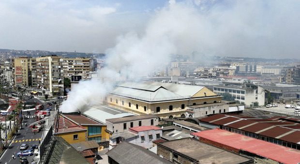 Napoli, colonna di fumo in via Marina: a fuoco il capannone che ospitava immigrati