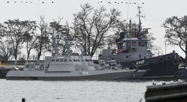 Battaglia sul mar Nero tra navi russe e ucraine. Kiev: legge marziale Video