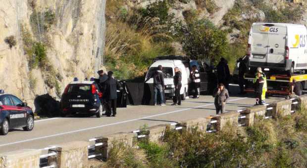 Scooter contro furgone sull'Amalfitana: morto centauro