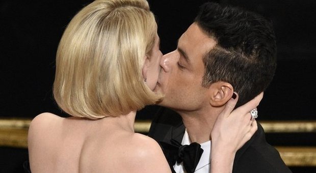 Oscar2019, Rami Malek e il bacio appassionato a Lucy Boynton: l'amore nato sul set di Bohemian Rhapsody