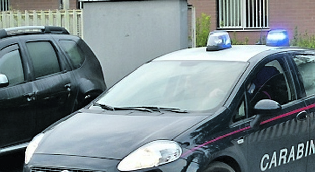 Litiga con i vicini con un'ascia e poi aggredisce i carabinieri: arrestato