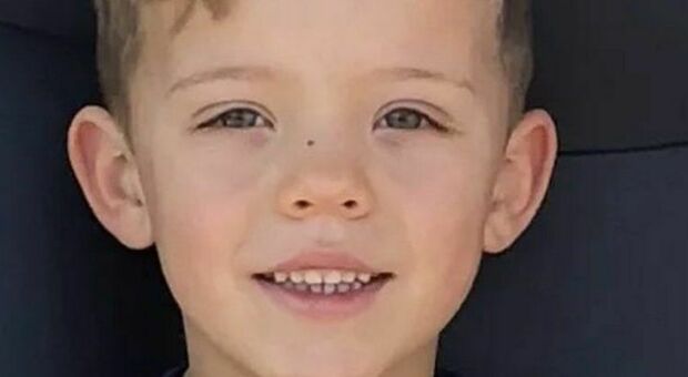 Bimbo di 7 anni muore dopo aver toccato una luce in un pub, condannato il titolare