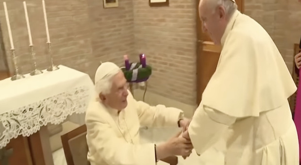 Papa Francesco e Ratzinger, il dietro le quinte della loro "convivenza": a breve un libro intervista con tutta la verità