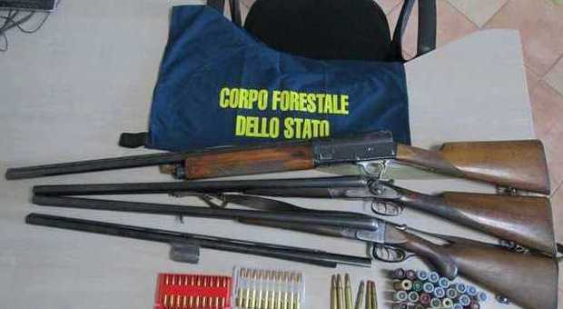 Cinque fucili e tante munizioni: maxi sequestro della Forestale Denunciato un uomo di Accumoli