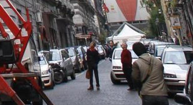 Napoli, choc in pieno centro: donna muore lanciandosi da balcone