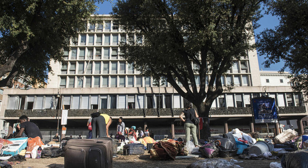 Scandalo nel palazzo dei migranti, subaffitti a irregolari: un posto letto 10 euro