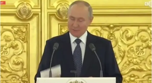 Putin imbarazzato al Cremlino, nessuno applaude alla fine del discorso: il video