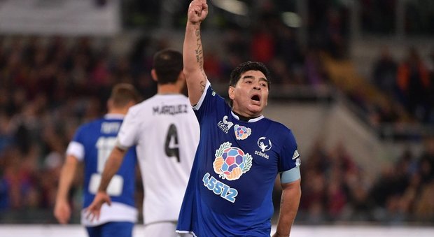 Le bacchettate di Maradona: «Il gol di Mertens? Era un cross»