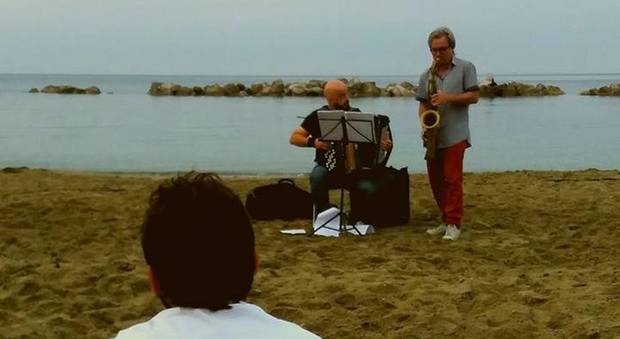 Cilento, spettacolo all'alba sulla spiaggia di Pioppi con la musica jazz