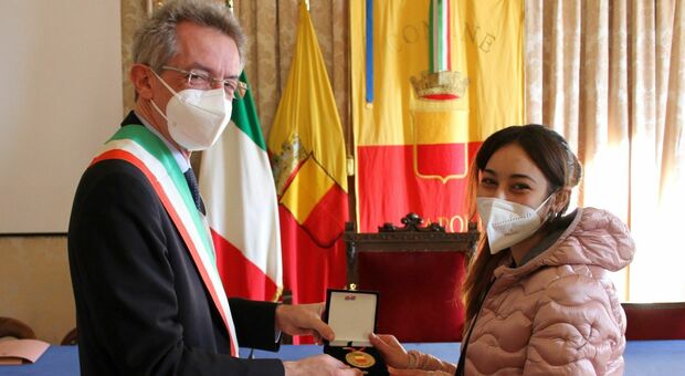 Gaetano Manfredi sindaco di Napoli conferisce la cittadinanza italiana a giovane serba