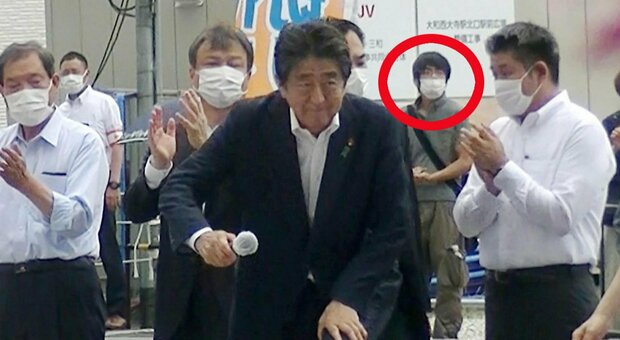 Attentato Shinzo Abe, il killer voleva uccidere un leader religioso per vendicare la madre: si era indebitata con le donazioni