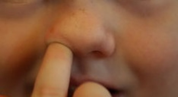 Perché mettiamo le dita nel naso? Tanti dubbi, ce lo spiega la scienza