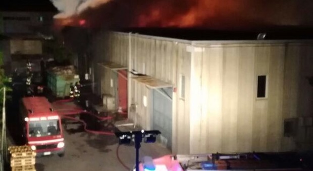 Zona industriale di Salerno, incendio in deposito materassi