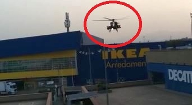 A Porta di Roma arriva l'esercito: un elicottero Mangusta atterra al centro commerciale