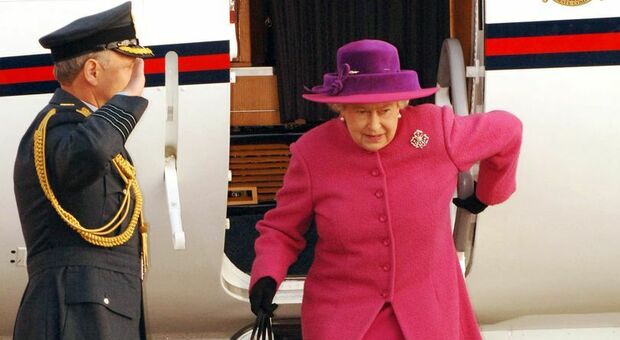 La regina Elisabetta e il suo privilegio: «Non ha mai avuto patente e passaporto». Ecco perché
