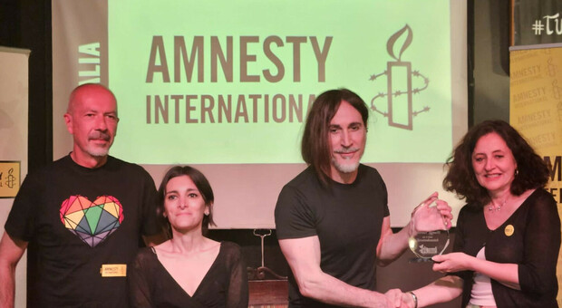 Manuel Agnelli all'annuncio della vittoria del premio Amnesty International sezione Big