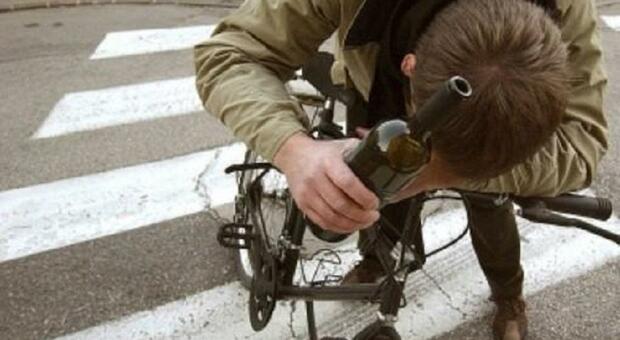 Un'immagine d'archivio di un ragazzo ubriaco in bicicletta