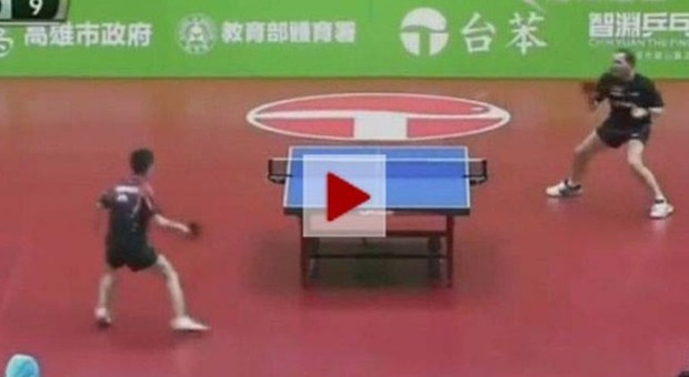 VIDEO| La partita di ping pong più divertente di sempre