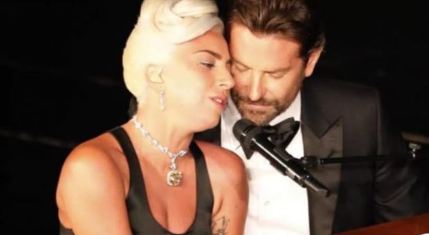 Lady Gaga e Bradley Cooper vicinissimi per "Shallow": e per qualcuno stava per scattare il bacio Video