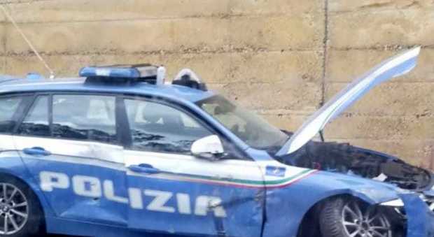 Napoli, l'inseguimento finisce malissimo: auto contro spartitraffico, due poliziotti in ospedale