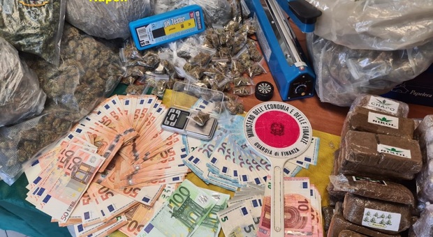 Droga, sequestrati 20 chili di hashish e marijuana a Pozzuoli: sul mercato valeva 250mila euro