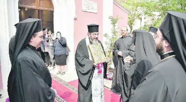 STRAPPO Una cerimonia davanti alla chiesa ortodossa della Madre di Dio di via Circonvallazione