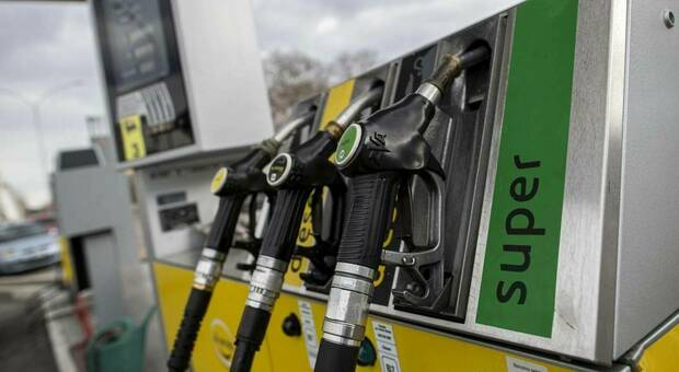 Benzina, il prezzo aumenta ancora in autostrada: il self è a 2,014 al litro