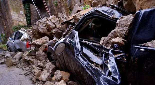 Maltempo a Napoli. Paura a Chiaia: enorme frana, 8 auto sepolte. «Poteva essere una strage» | Video