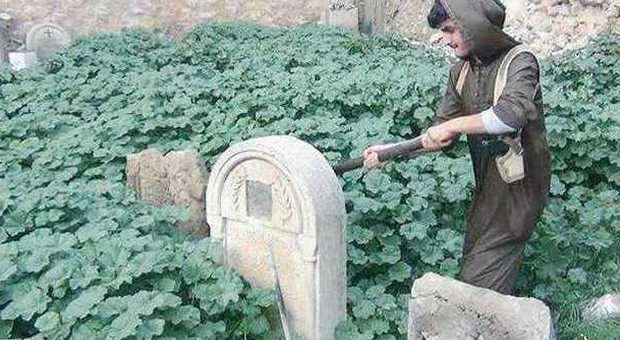 Isis, tombe cristiane distrutte con una mazza: «Abbiamo cancellato i simboli pagani»