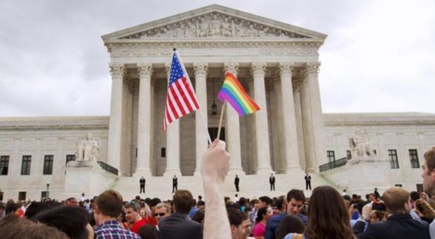 Usa, la Corte Suprema dice sì alle nozze gay in tutti gli Stati. Obama: "Vince l'amore"
